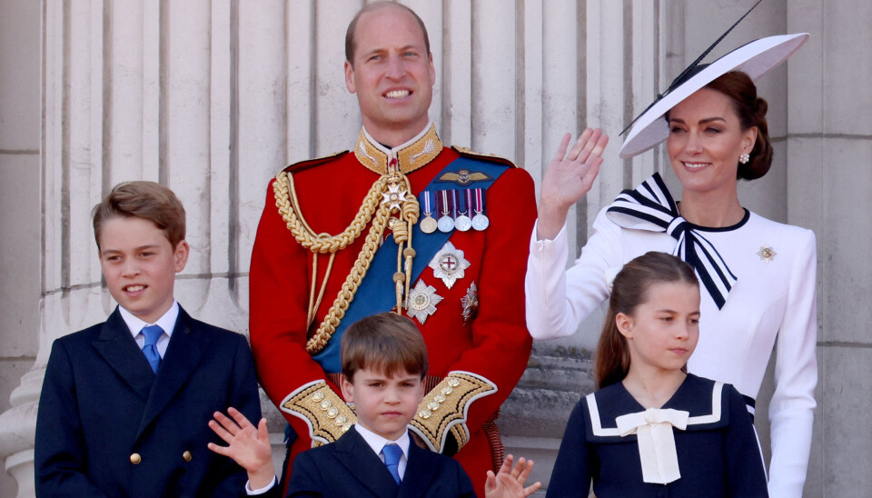 Prins William ses her sammen med prinsesse Kate og parrets tre børn, 11-årige prins George, prinsesse Charlotte, der er 9 år, samt 6-årige prins Louis.