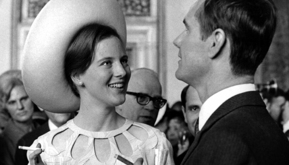 Prinsesse Margrethe og prins Henrik sammen dagen efter bryllup i Holmens kirke. Nu besøger de Københavns Rådhus 1967 Dronning Margrethe og Prins Henrik besøgte Københavns Rådhus dagen efter deres bryllup. Siden rejste de til Tyrkiet.