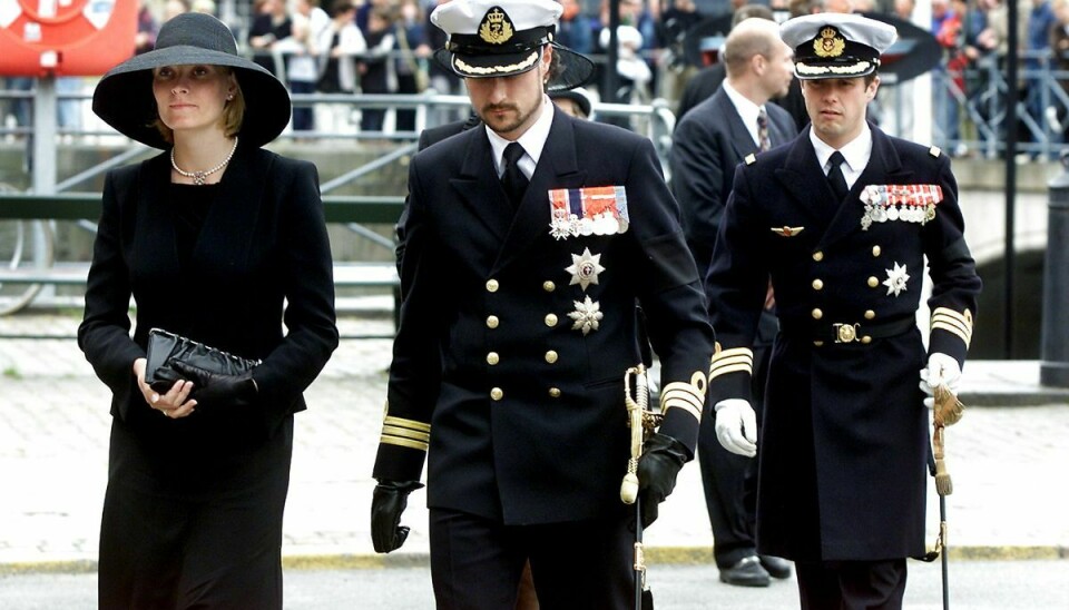 Kronprins Håkon af Norge (midt) med kronprinsesse Mette-Marit og kronprins Frederik. Kronprins Frederik deltager dog ikke i den norske mindegudstjeneste.