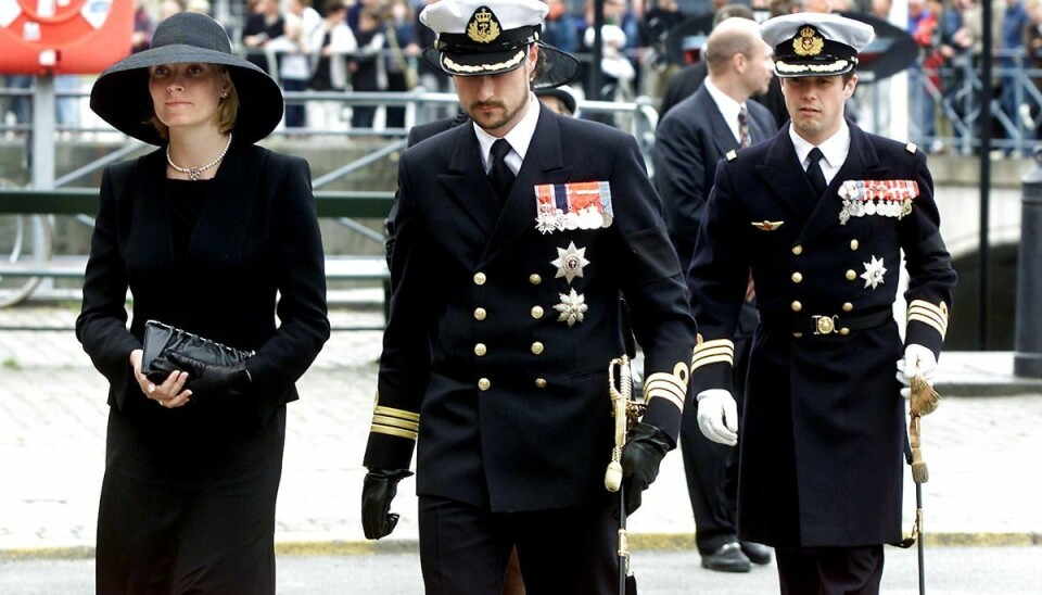 Kronprins Håkon af Norge (midt) med kronprinsesse Mette-Marit og kronprins Frederik. Kronprins Frederik deltager dog ikke i den norske mindegudstjeneste. Kronprins Håkon af Norge (midt) med kronprinsesse Mette-Marit og kronprins Frederik. Kronprins Frederik deltager dog ikke i den norske mindegudstjeneste.