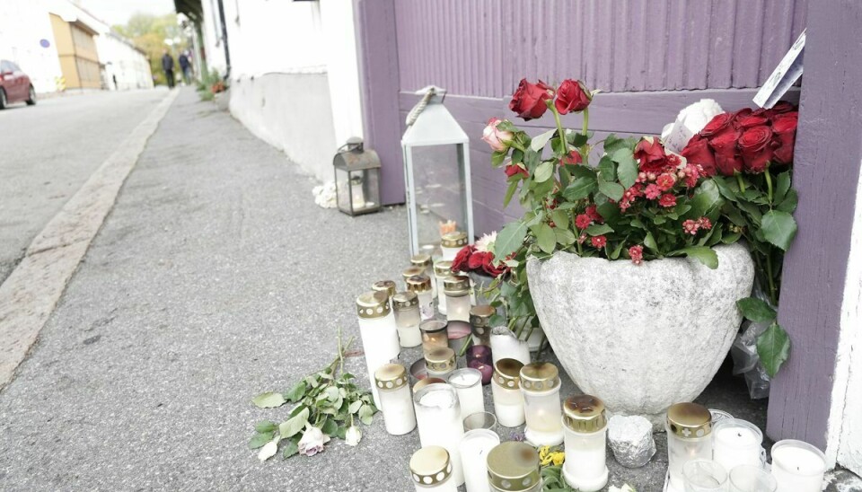 Der afholdes søndag sørgegudstjeneste til minde om de fem personer, der blev dræbt i den norske by Kongsberg onsdag. Flere steder i byen er der lagt blomster allerede.