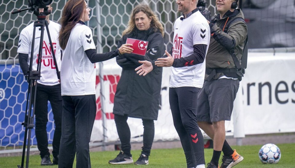 Mary spillede fodbold og stillede spørgsmål til Kasper Schmeichel.