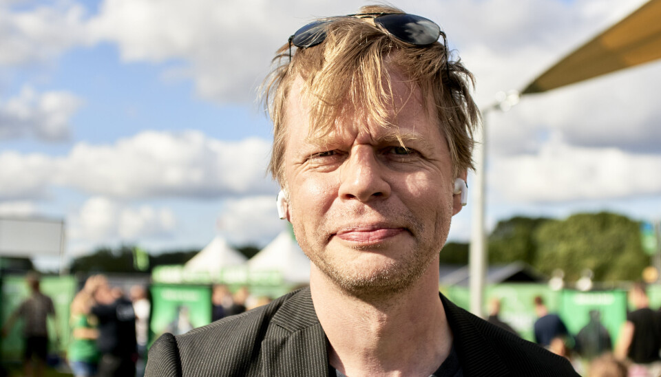 Clement Kjersgaard har stemplet ud til sommerferie i afslappet tøj.