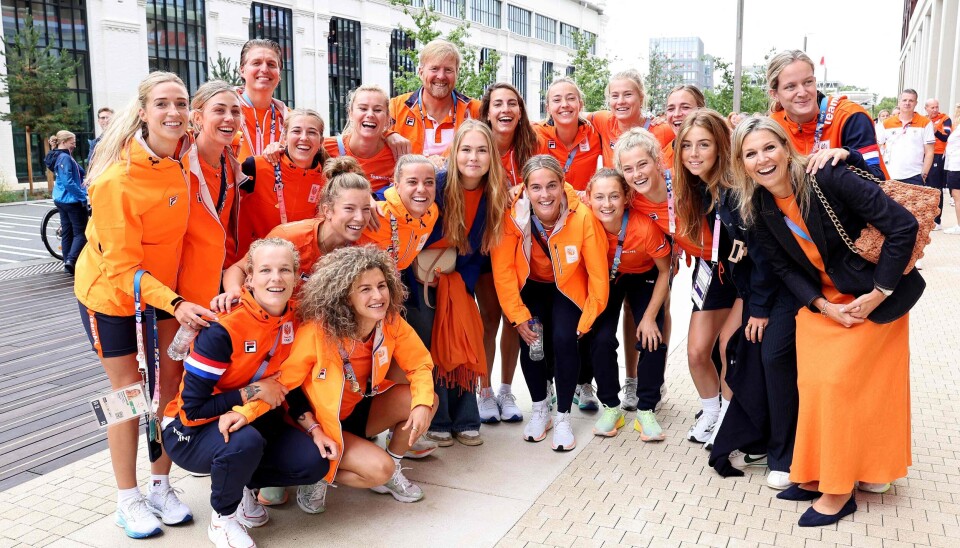 Den hollandske kongefamilie ses her sammen med nogle af de hollandske atleter under besøget i OL-byen.