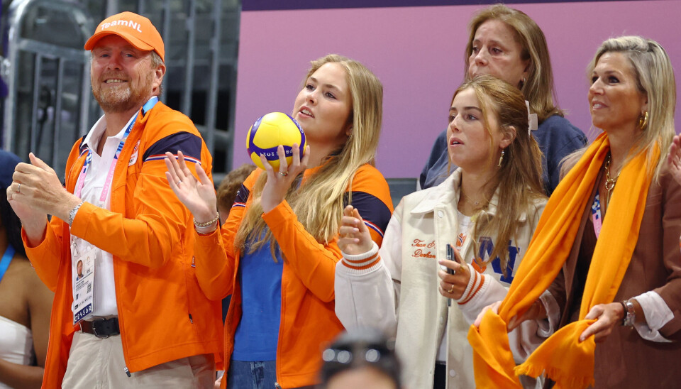 Det hollandske kongepar og deres to ældste døtre, kronprinsesse Catharina-Amalia og prinsesse Alexia til volleyball i Paris søndag.