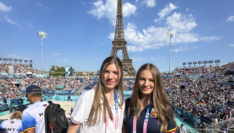 Kronprinsesse Leonor (th) og prinsesse Sofia til beach-volley ved Eiffeltårnet