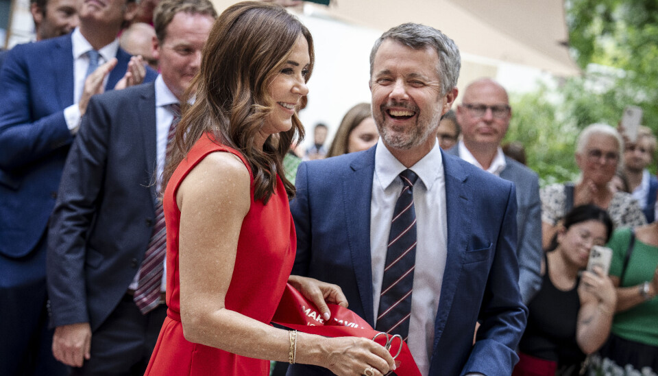 Frederik og Mary klipper båndet og erklærer 'Den danske pavillon' i Paris for åben.