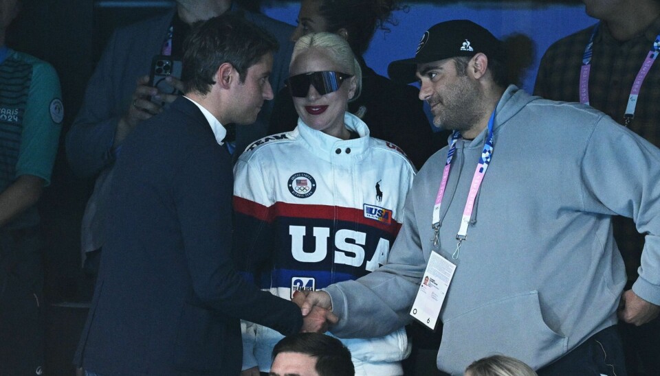 Den franske premierminister Gabbriel Attal (tv) ses her blive introduceret til Michael Polansky af Lady Gaga.