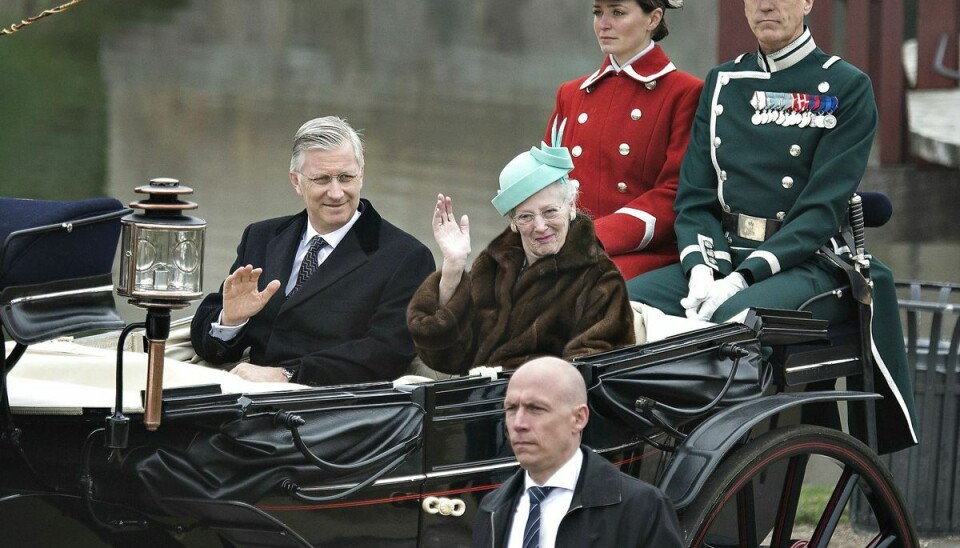 Dronning Margrethe og kong Philippe af Belgien kører i åben karet til Amalienborg tirsdag d. 28 marts 2017.