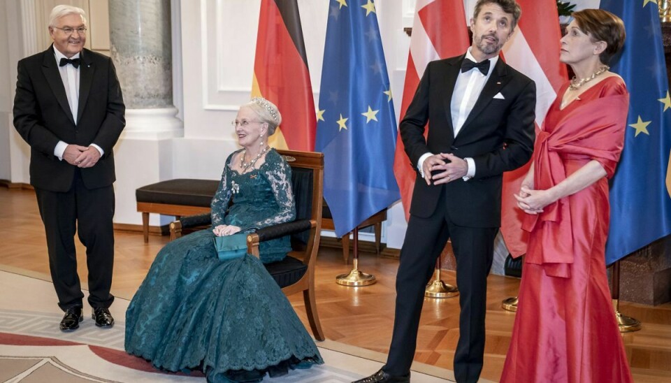 Dronning Margrethe, kronprins Frederik og Tysklands præsidentpar Frank-Walter Steinmeier og Elke Büdenbender hilste på gæster før statsbanket på Schloss Bellevue i Berlin.