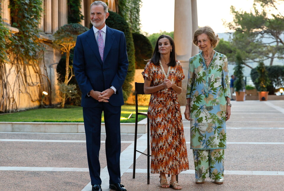 De kongelig, Letizia på en høj stol, ses her ved receptionen på Marivent Palace mandag aften.