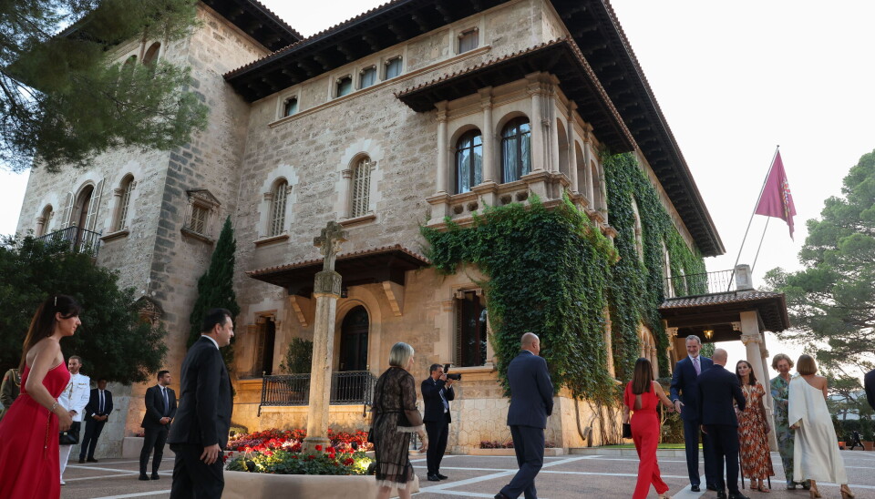 Felipe og Letizia samt dronning Sofia tager imod foran sommerresidensen, Palacio de Marivent
, på Mallorca.