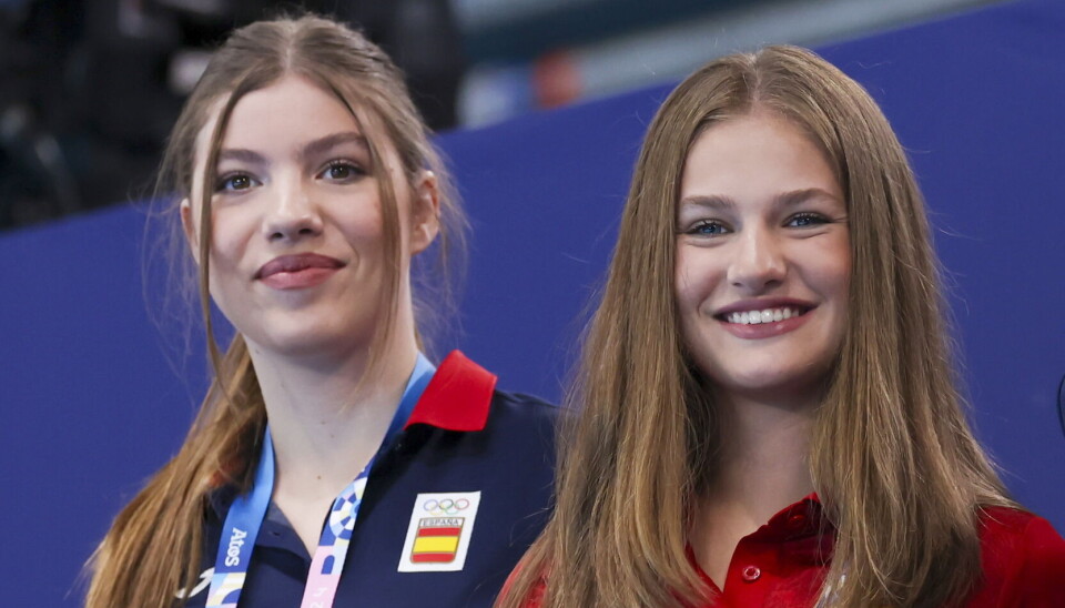 Spaniens 18-årige kronprinsesse Leonor (th) og hendes et år yngre søster prinsesse Sofia.