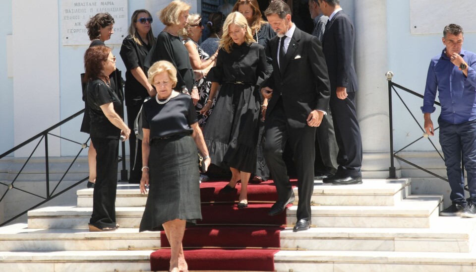 Dronning Anne-Marie samt kronprins Pavlos og kronprinsesse Marie-Chantal forlader kirken efter ceremonien.