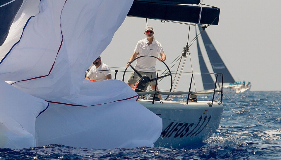 Kong Felipe ved roret på båden Aifos under 'The Mapre Kings Sailing Cup Regatta' ud for Mallorca