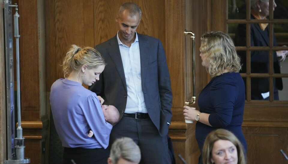 Pernille Skipper fik sig blandt andet en snak med udlændinge- og integrationsminister Mattias Tesfaye (S), da hun blev bedt om at gå ud af Folketingssalen med sin baby.