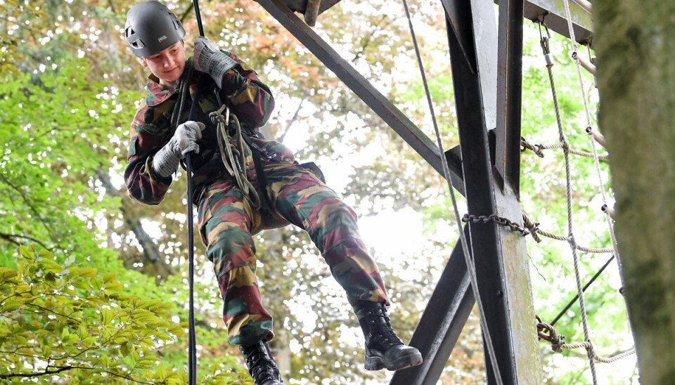 Inden kronprinsessen startede på universitetet i England, gennemførte hun en 1-årig militæruddannelse i sit hjemland.