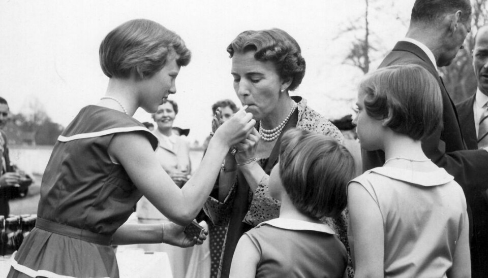 Her tænder en ung prinsesse Margrethe sin mors cigaret i 1954.