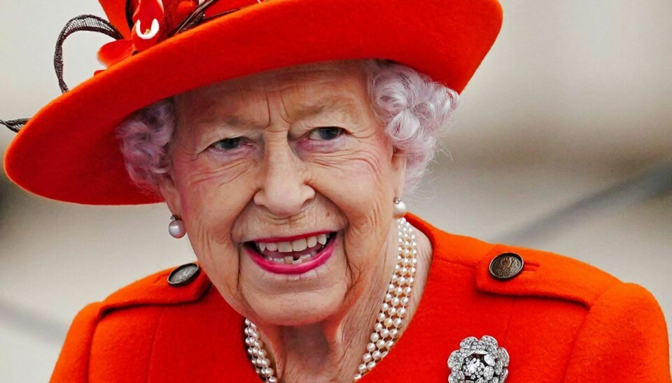 Den britiske dronning er skuffet over, at hun nu skal blive hjemme fra besøg.