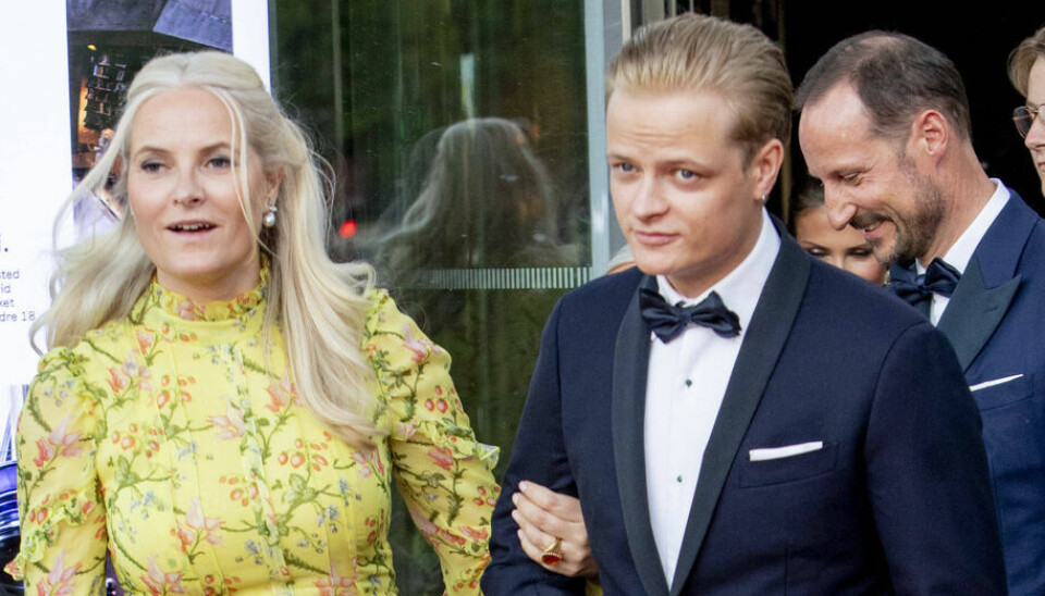 Mette-Marit se her med sin voldssigtede søn Marius, som hun har fra et tidligere forhold.
