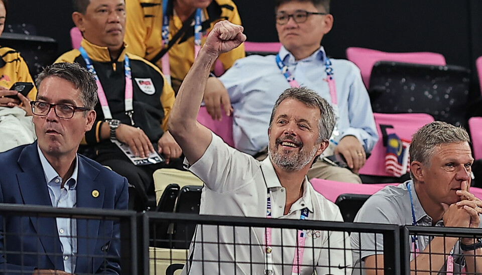 Kong Frederik ses her på lægterne i badmintonhallen, hvor han blandt andet så Victor Axelsen vinde guld til Danmark.