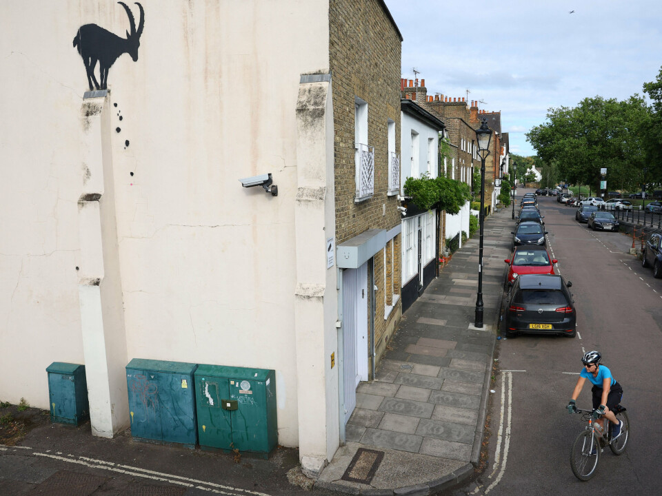 Mandag dukkede et vægmaleri af en ged op på en bygning i det vestlige London. På Instagram har den hemmelighedsfulde kunstner Banksy delt et billede af værket, som han anses for at stå bag.