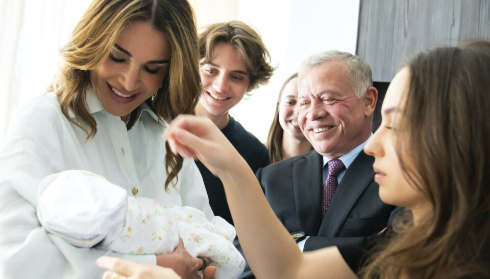 På billedet her er det det jordanske kongepar, kong Abdullah 2. og dronning Rania, der bliver præsenteret for lille Iman. Den nybagte mor ses til højre i billedet.