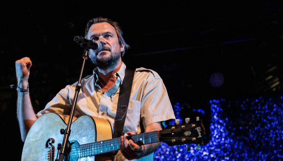Peter Sommer optrådte på en af de mindre scener på Smukfest, cirka samtidig med at Deep Purple skulle spille på Bøgescenerne, som er festivalens suverænt største. Men Peter Sommer kunne ikke være mere ligeglad, sagde han ordret. - Jeg tænker kun på det her lige nu ...