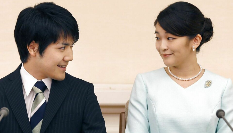 Prinsesse Mako (til højre) og Kei Komuro, da de i 2017 fortalte, at de er forlovet. Mako fylder den 23. oktober 30 år.