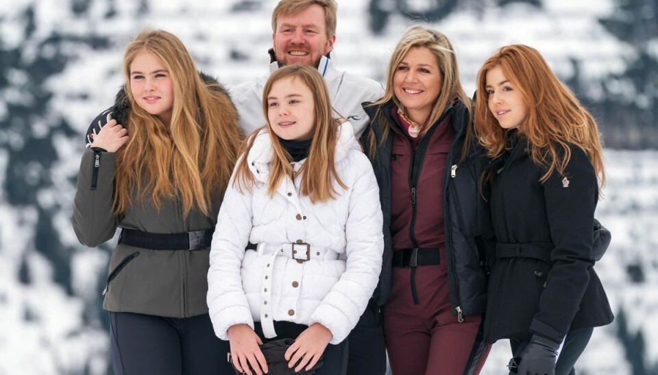 Den hollandske kongefamilie stiller op til foto under en tidligere skiferie i Østrig. Fra venstre er det kronprinsesse Catharina-Amalia, kong Willem-Alexander, prinsesse Ariane, dronning Maxima og prinsesse Alexia. (Arkivfoto)