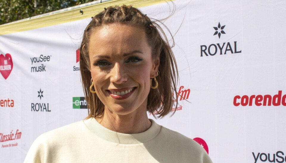 Lisbeth Østergaard som konferencier på 'Vi elsker 90'erne'.