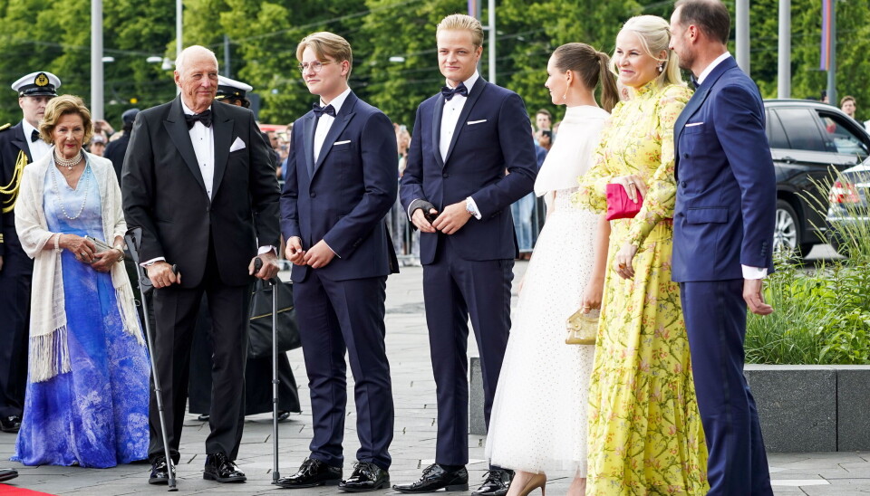 Marius Borg Høiby, i midten, ses her sammen med det norske kongepar, sin mor, kronprinsesse Marit, og kronprins Haakon samt sine to havlsøskende prinsesse Ingrid Alexandra og prins Sverre Magnus.