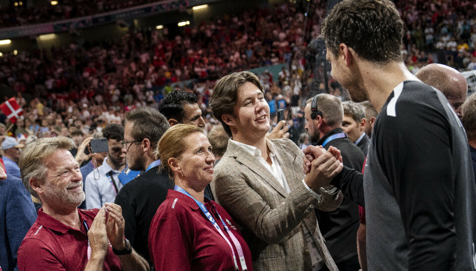 Kronprinsese her, sammen med statsminister Mette Frederiksen hilse på og lykønske anfører Niklas Landin efter OL-finalen mod Tyskland.