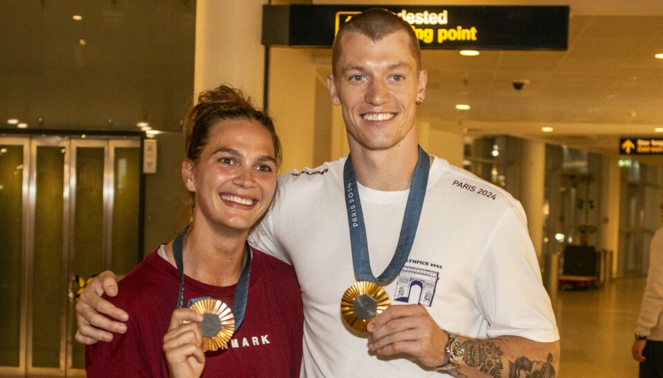 Helena Elver fra kvindelandsholdet var til gengæld ikke tilfreds med resultatet, sagde hun til kæresten Emil Jakobsen fra herrelandsholdet. Her med hver deres flotte medaljer i henholdsvis bronze og guld.