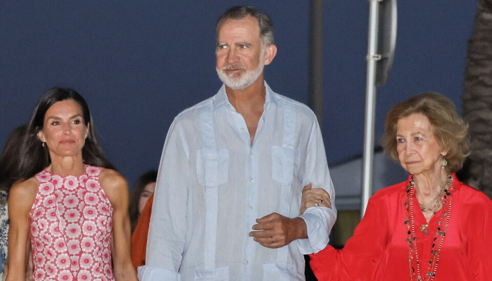 Kong Felipe af Spanien, her sammen med dronning Letizia og sin mor dronning Sofia, har for anden gang i år mistet en af sine fætre.