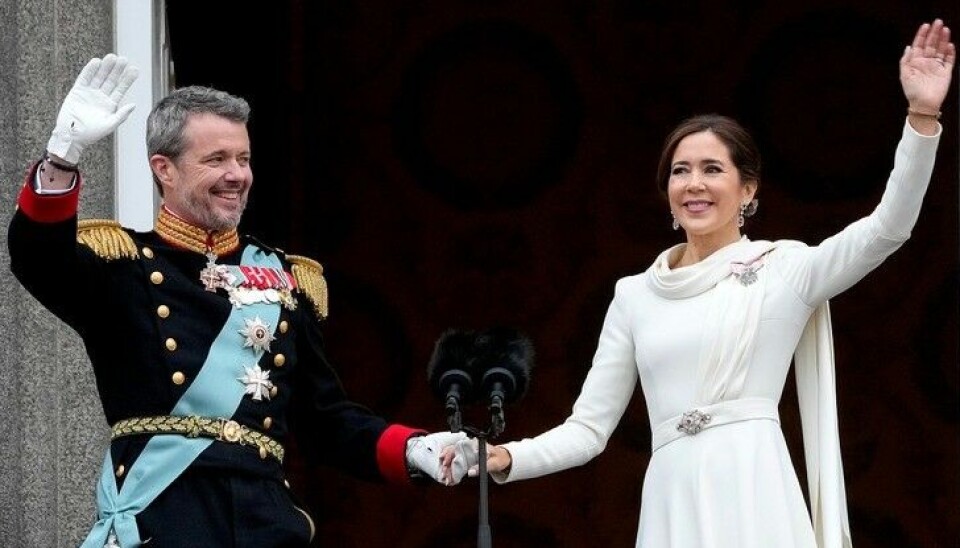 Kong Frederik og dronning Mary ses her på balkonen på Christiansborg Slot på tronskiftedagen den 14. januar