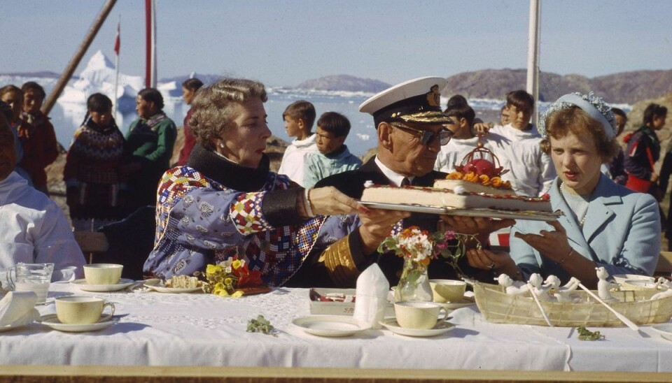Kongeparret, dronning Ingrid og kong Frederik IX, og prinsesse Margrethe til kaffemik i Upernarvik i 1960.