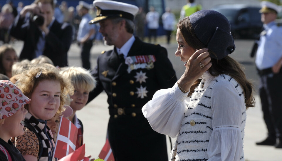 Dronning Mary hilser på de fremmødte børn på kajen i Rønne.