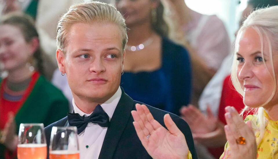 Marius Borg Høiby ses her ved siden af sin mor, kronprinsesse Mette-Marit.