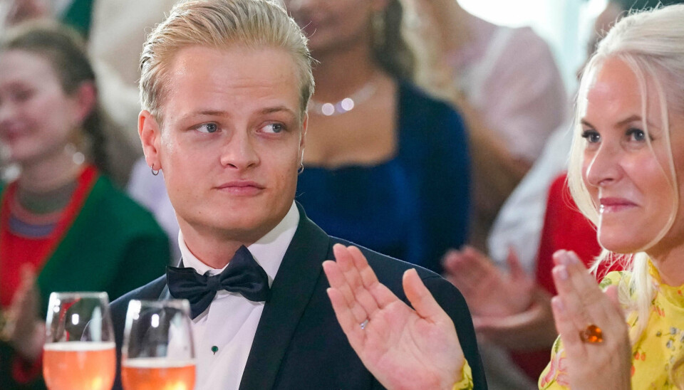 Marius Borg Høiby ses her ved siden af sin mor, kronprinsesse Mette-Marit.