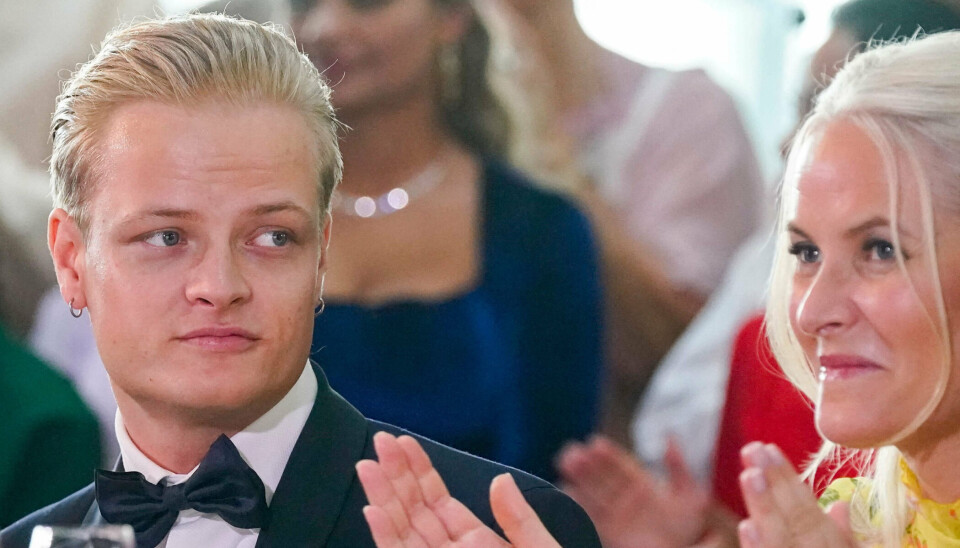 Marius Borg Høiby ses her ved siden af sin mor, kronprinsesse Mette-Marit.
