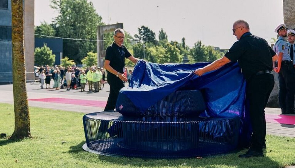 Det ikoniske Verner Panton sofasystem afsløres på plænen foran rådhuset i Assens.