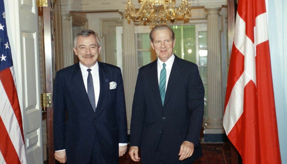 Uffe Ellemann-Jensen var udenrigsminister fra 1982 til 1993, og undervejs fik han et solidt netværk blandt sine kolleger fra udlandet. Her ses Ellemann-Jensen i 1991 under et besøg i Washington hos USA's daværende udenrigsminister, James Baker. (Arkivfoto)