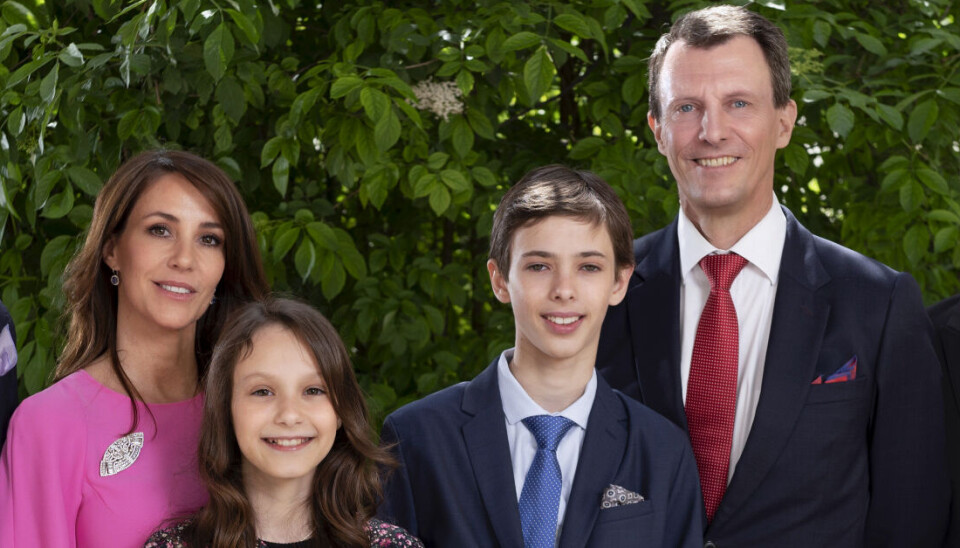 Prins Joachim og Marie samt deres to fælles børn, 12-årige komtesse Athena og grev Henrik, der er 15 år, er for en stund vendt tilbage til Schackenborg i Møgeltønder.