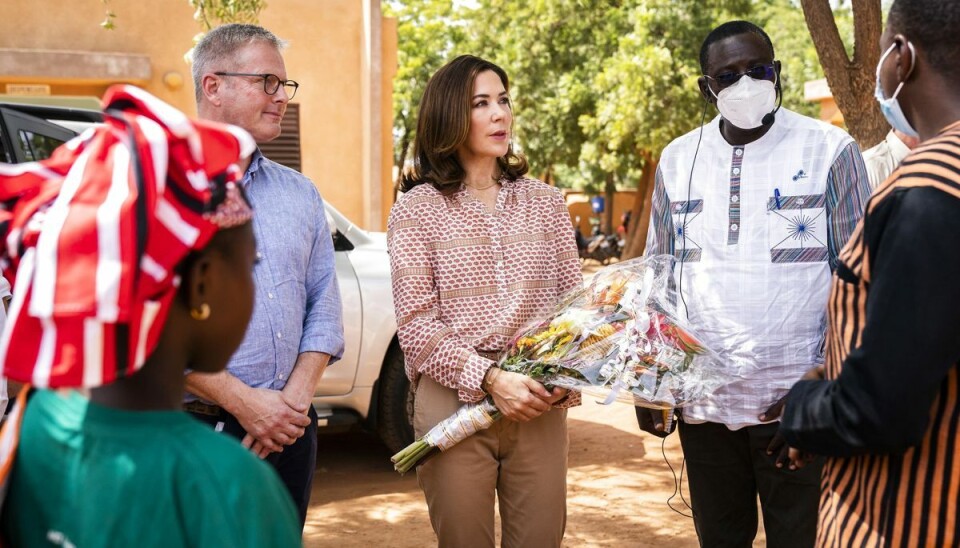 Kronprinsesse Mary og udviklingsminister Flemming Møller Mortensen (S) besøgte det offentlige sundhedscenter Centre de Santé et Promotion Sociale i Kaya, Burkina Faso, torsdag. Centeret tager imod lokalbefolkningen og de internt fordrevne og ud over at udlevere gratis prævention, har centeret også fokus på kønsbaseret vold.