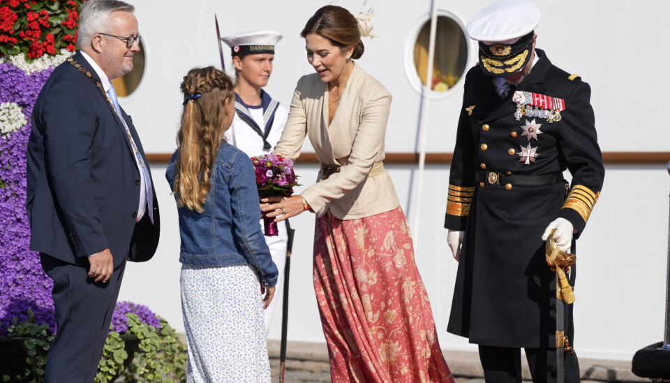 Mary bliver budt velkommen til Assens med blomster af 11-årige Amanda.