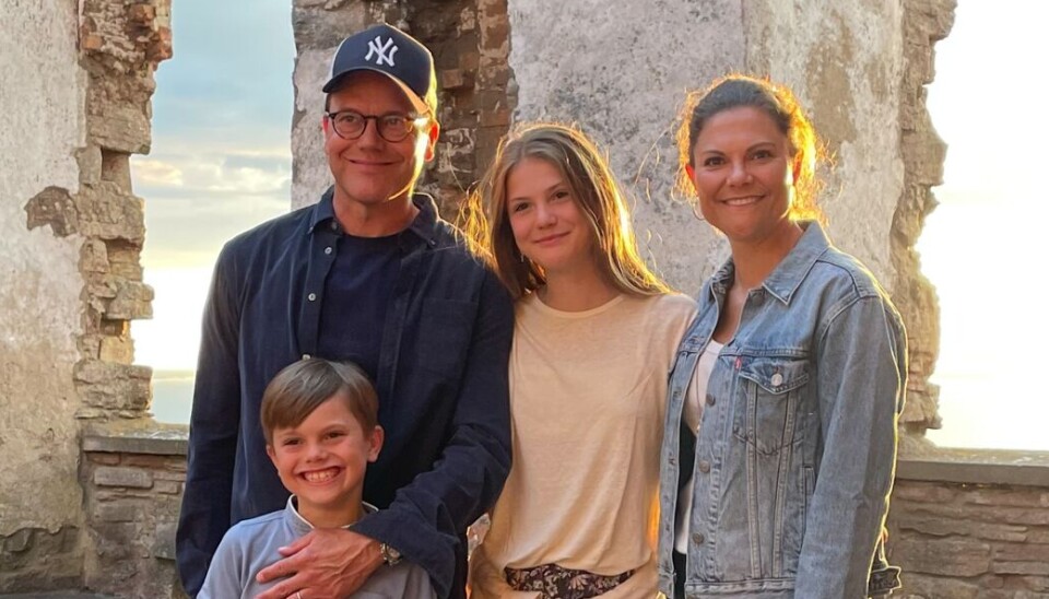 Det svenske konghus har nu bekræftet, at kronprinsesse Victoria og prins Daniel, her sammen med børnene Estelle på 12 år og Oscar på 8, vil være at finde på gæstelisten ved norske prinsesse Märtha Louises bryllup på lørdag.