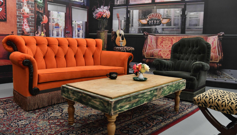 En kopi af den orange sofa fra kaffebaren Central Perk i tv-serien 'Venner' kan købes af højestbydende til auktion i anledning af seriens 30-års jubilæum. (Arkivfoto).