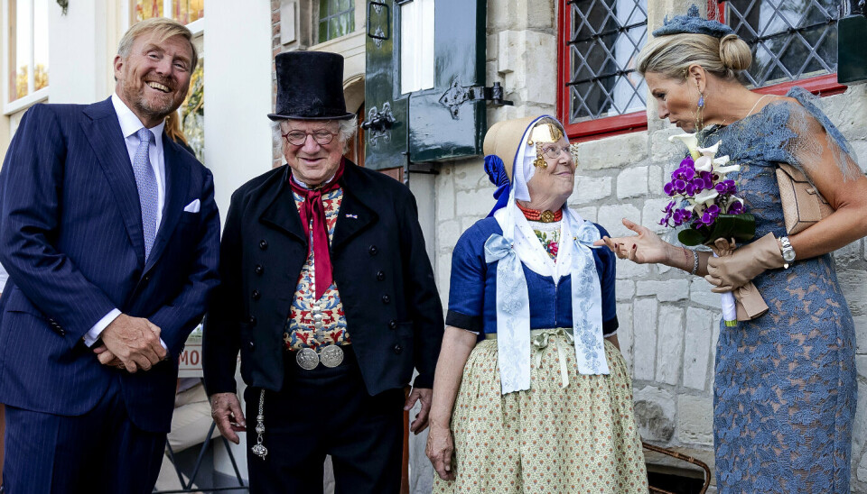 Kong Willem-Alexander og dronning Maxima ses her på turen gennem Veeres historiske centrum.