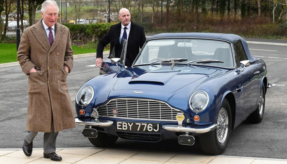 Prins Charles ved sin blå og nu mere klimavenlige Aston Martin, han fik af sin mor, da han fyldte 21 år. Prins Charles ved sin blå og nu mere klimavenlige Aston Martin, han fik af sin mor, da han fyldte 21 år.